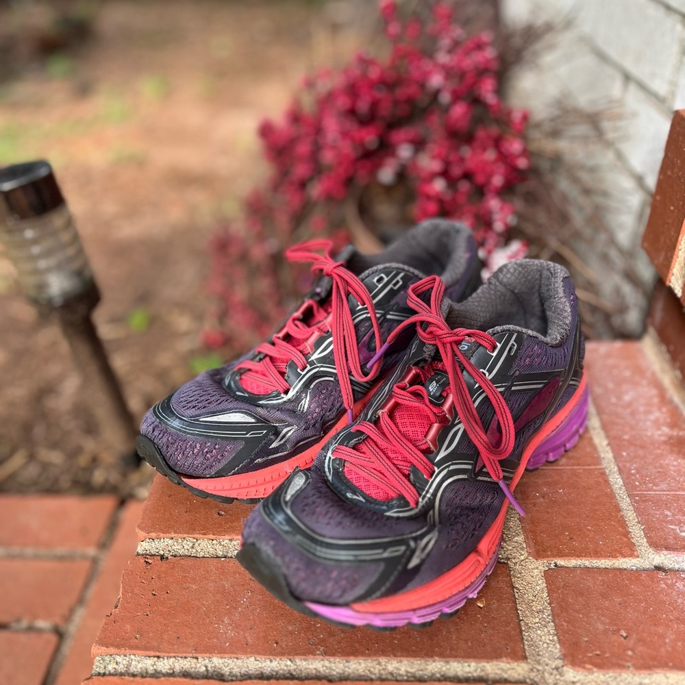 Brooks Women's Athletic Shoes - Black and Pink. 8.5 - Picture 2 of 8